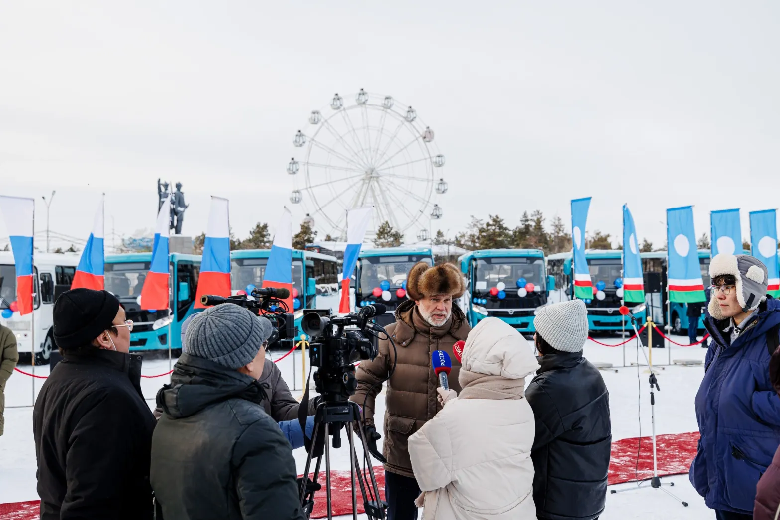 Торжественное вручение автобусов.jpg