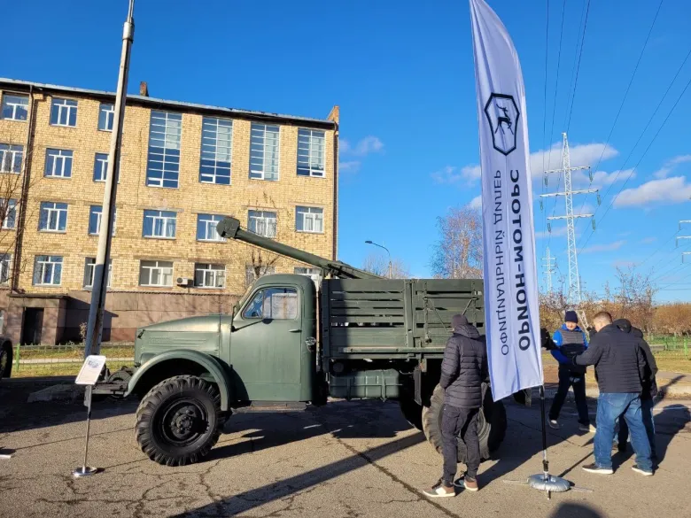 Автомобиль ГАЗ-63 дилерского центра «Орион-Моторс» на выставке в честь Дня Автомобилиста.