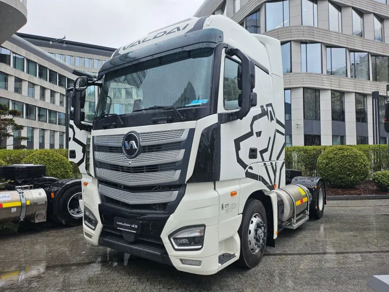 Компания «Современные транспортные технологии» представила магистральный тягач «Валдай 45 LNG»